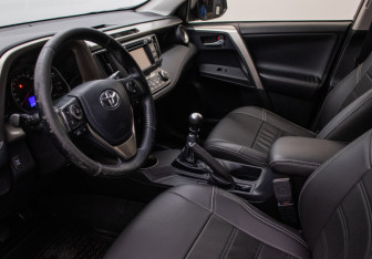 Подержанный автомобиль Toyota RAV4 2013 года (10 фото)