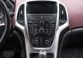 Подержанный автомобиль Opel Astra Hatchback 2013 года (15 фото)