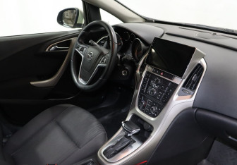 Подержанный автомобиль Opel Astra Hatchback 2011 года (10 фото)