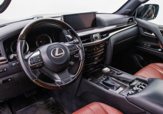 Подержанный автомобиль Lexus LX 2017 года (9 фото)