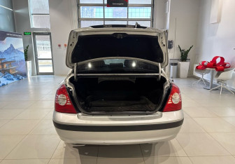 Подержанный автомобиль Hyundai Elantra Sedan 2005 года (9 фото)