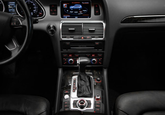 Подержанный автомобиль Audi Q7 2013 года (17 фото)