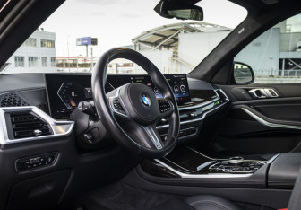 Подержанный автомобиль BMW X7 2022 года (12 фото)