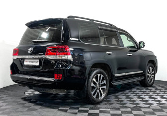 Подержанный автомобиль Toyota Land Cruiser Suv 2017 года (5 фото)