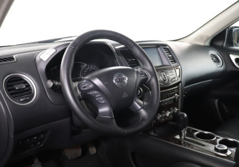 Подержанный автомобиль Nissan Pathfinder 2015 года (13 фото)