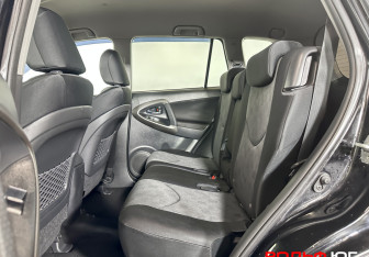 Подержанный автомобиль Toyota RAV4 2011 года (8 фото)