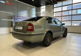 Подержанный автомобиль Skoda Octavia Liftback 2002 года (4 фото)
