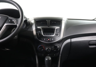 Подержанный автомобиль Hyundai Solaris Hatchback 2015 года (14 фото)