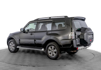 Подержанный автомобиль Mitsubishi Pajero 2014 года (7 фото)