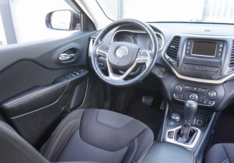 Подержанный автомобиль Jeep Cherokee 2014 года (13 фото)