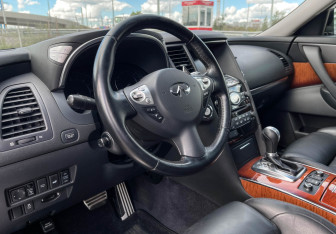 Подержанный автомобиль Infiniti QX70 2017 года (13 фото)