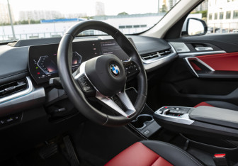 Подержанный автомобиль BMW X1 2023 года (8 фото)