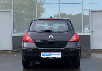 Подержанный автомобиль Nissan Tiida Hatchback 2010 года (6 фото)
