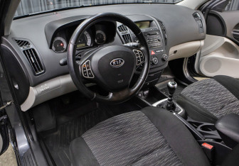 Подержанный автомобиль Kia Ceed Hatchback 2009 года (16 фото)