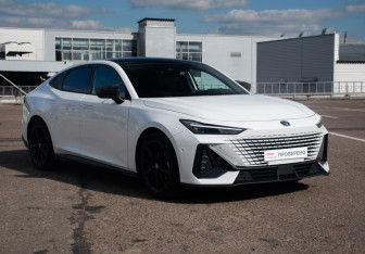 Подержанный автомобиль Changan UNI-V 2023 года (3 фото)