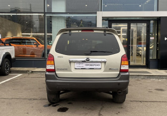 Подержанный автомобиль Mazda Tribute 2004 года (6 фото)