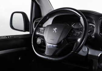 Подержанный автомобиль Peugeot Traveller 2020 года (17 фото)