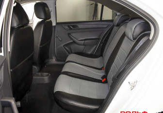 Подержанный автомобиль Skoda Rapid Liftback 2015 года (10 фото)