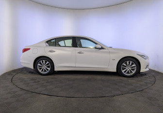 Подержанный автомобиль Infiniti Q50 2014 года (4 фото)