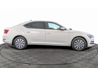Подержанный автомобиль Skoda Superb Liftback 2021 года (4 фото)