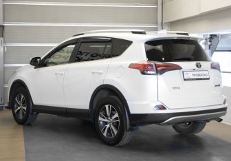 Подержанный автомобиль Toyota RAV4 2016 года (6 фото)