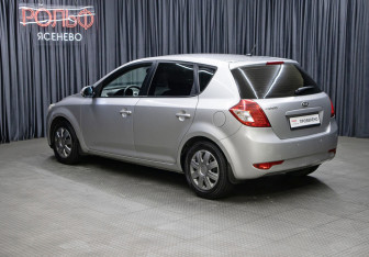 Подержанный автомобиль Kia Ceed Hatchback 2011 года (7 фото)