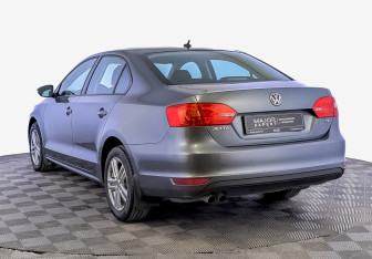 Подержанный автомобиль Volkswagen Jetta Sedan 2012 года (7 фото)