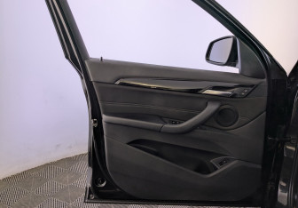 Подержанный автомобиль BMW X1 2017 года (19 фото)