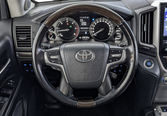 Подержанный автомобиль Toyota Land Cruiser Suv 2018 года (22 фото)