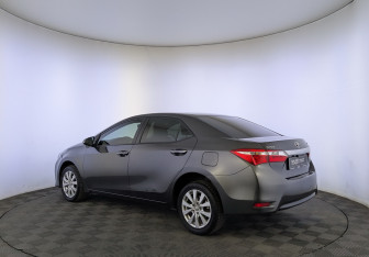 Подержанный автомобиль Toyota Corolla Sedan 2015 года (7 фото)