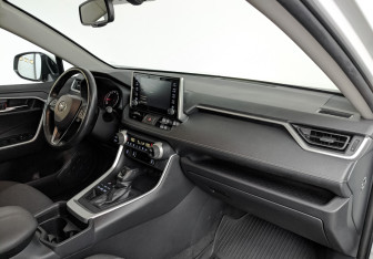 Подержанный автомобиль Toyota RAV4 2021 года (13 фото)