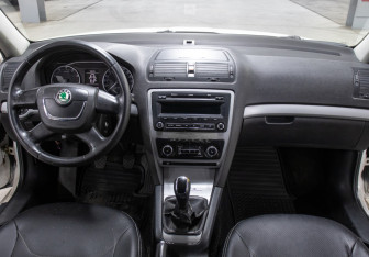 Подержанный автомобиль Skoda Octavia Liftback 2013 года (14 фото)
