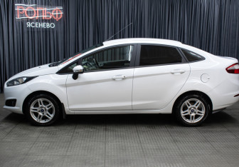 Подержанный автомобиль Ford Fiesta Sedan 2016 года (7 фото)