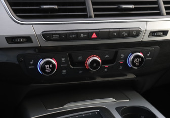 Подержанный автомобиль Audi Q7 2015 года (18 фото)