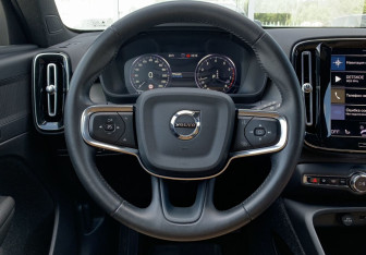 Подержанный автомобиль Volvo XC40 2021 года (13 фото)