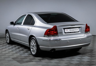 Подержанный автомобиль Volvo S60 2006 года (7 фото)