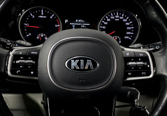 Подержанный автомобиль Kia Carnival 2021 года (16 фото)