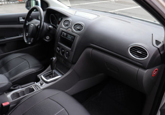 Подержанный автомобиль Ford Focus Hatchback 2009 года (8 фото)