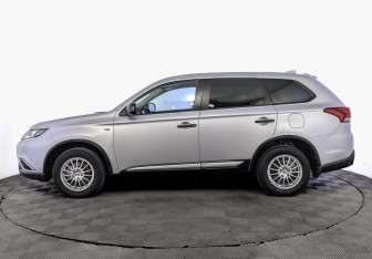 Подержанный автомобиль Mitsubishi Outlander 2021 года (8 фото)