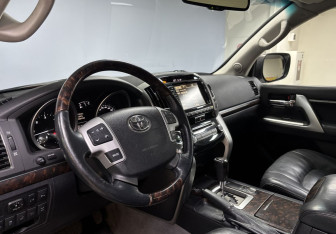 Подержанный автомобиль Toyota Land Cruiser Suv 2014 года (23 фото)