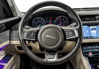 Подержанный автомобиль Jaguar XF Sedan 2019 года (22 фото)
