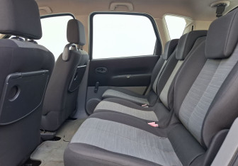 Подержанный автомобиль Renault Scenic 2004 года (11 фото)