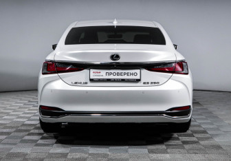 Подержанный автомобиль Lexus ES 2019 года (6 фото)