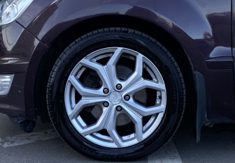 Подержанный автомобиль Ford Galaxy 2012 года (9 фото)