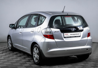 Подержанный автомобиль Honda Jazz 2009 года (7 фото)