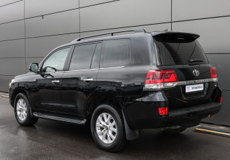 Подержанный автомобиль Toyota Land Cruiser Suv 2018 года (6 фото)