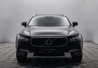 Подержанный автомобиль Volvo V90 Cross Country 2017 года (8 фото)