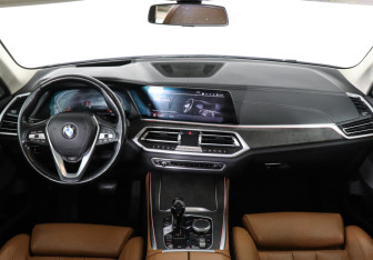 Подержанный автомобиль BMW X5 2019 года (11 фото)