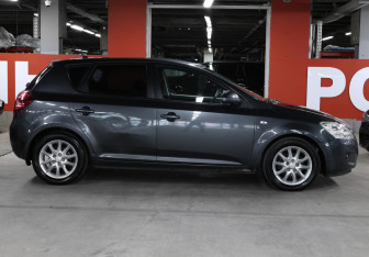 Подержанный автомобиль Kia Ceed Hatchback 2009 года (4 фото)