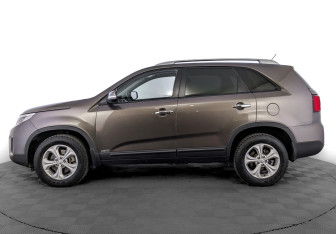 Подержанный автомобиль Kia Sorento 2017 года (8 фото)